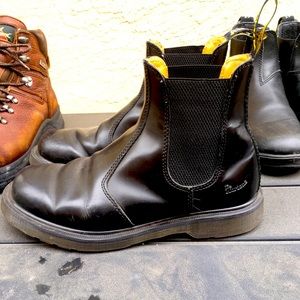 Dr. Martens. Black Chelsea Boots 2976.